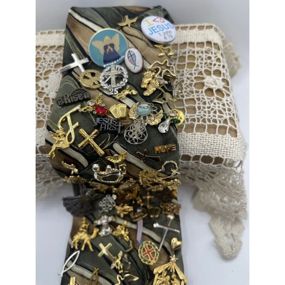 Lot Of‎ Religious Pins.